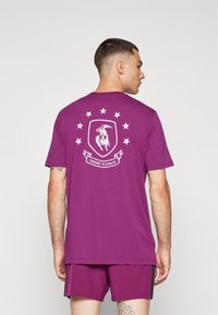 Under Armour Triko s potiskem - purple gemini/white