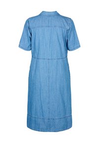 Vaaleansininen denim-mekko, jossa on lyhyet hihat, kauluskaiha ja takasaumadetaili. Mekko ulottuu polveen ja siinä on sivutaskut.