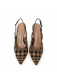 Scarpe slingback a punta in materiale intrecciato marrone chiaro e nero, con una fascia intrecciata e una suola interna marrone liscia. Chiusura con cinturino regolabile.