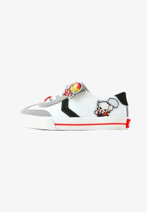 Biało-szary sneaker z czarnym paskiem, czerwonymi akcentami i kreskówkowymi naszywkami Iron Mana i Thora po boku i na pasku.