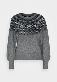 Pull en tricot gris avec un motif en diamants noir, blanc et bleu clair sur le yoke, manches longues bouffantes, et finitions à côtes au niveau des poignets et du col.