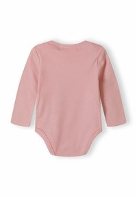 Ilga rankovė, rožinė bodysuit iš minkštos medvilnės, pasižyminti lygiu paviršiumi ir spaudžiamais užtrauktukais prie kaklo ir apačioje, dėl kurių lengviau apsirengti.