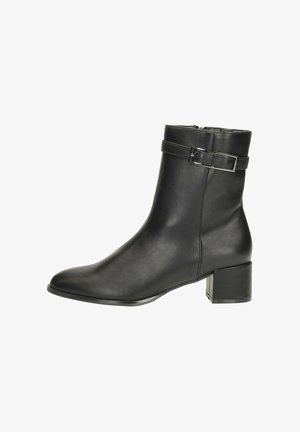 Schwarze Leder-Stiefelette mit Blockabsatz, ausgestattet mit einem seitlichen Reißverschluss und einem Riemen mit einer rechteckigen silbernen Schnalle zur Dekoration.