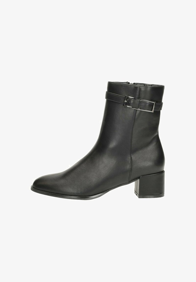 Zwarte leren enkellaars met een blokhak, voorzien van een zijrits en een riem met een rechthoekige zilveren gesp voor detail.