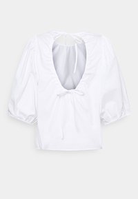 Bílá zkrácená blůza s nafouklými rukávy, otevřeným zádovým výstřihem a stahovacími detaily. Vyrobena z lehké tkaniny s hladkou texturou.