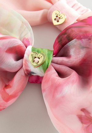Blumenmuster-Haaraccessoires aus weichem, transparentem Stoff in Rosa und Grün, mit einem kleinen goldenen herzförmigen Verschluss.
