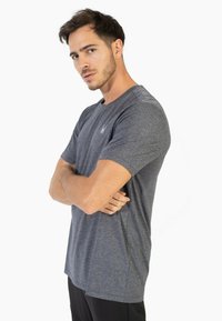 Grijze T-shirt met korte mouwen in een gestructureerde stof, met een ronde hals en een klein logo op de linkerborst.