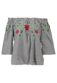 Top scollato realizzato in tessuto a quadri bianco e nero, decorato con rose ricamate rosse e foglie verdi, con maniche ampie.