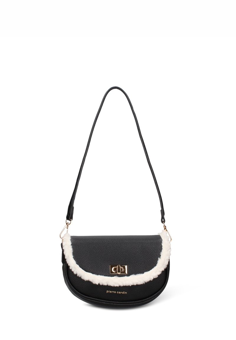 Borsa a mano in pelle sintetica nera dalla forma curva, con un dettaglio in pelliccia bianca sulla pattina e un logo in metallo color oro.