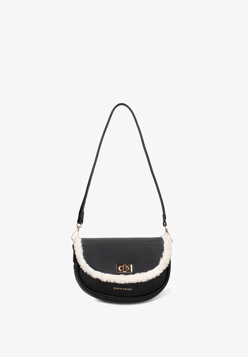 Borsa a mano in pelle sintetica nera dalla forma curva, con un dettaglio in pelliccia bianca sulla pattina e un logo in metallo color oro.