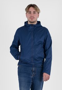 Giacca leggera blu navy con cappuccio, frontale con zip e due tasche anteriori. Tessuto liscio con una leggera lucentezza. Vestibilità casual.