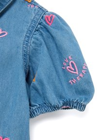Jeanskleid mit Puffärmeln, verziert mit bunten, gestickten Herzen und Text. Hellblauer Stoff mit gerafften Manschetten und verspielten Designelementen.