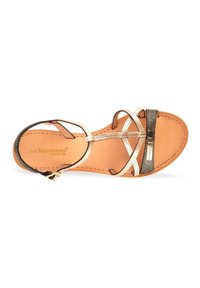 Sandalo con cinturini caratterizzato da dettagli metallici in oro, argento e bronzo, con una fascia nera texture. Sottopiede in pelle, design open-toe.