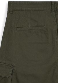 Pantaloni cargo verde oliva scuro con tasche cucite, una texture in cotone morbido e una vestibilità su misura, dotati di una sola tasca sul retro.