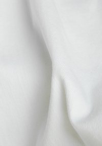 Tejido blanco con una superficie suave y ligeramente texturizada, que presenta patrones de tejido en diagonal y un suave y sutil brillo.