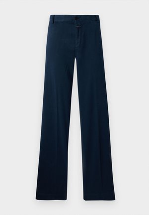Marineblaue, weit geschnittene Hose aus glattem Stoff. Mit einer vorderen Knopfleiste, Gürtelschlaufen und einem sauberen Saum. Keine sichtbaren Muster oder Akzente.