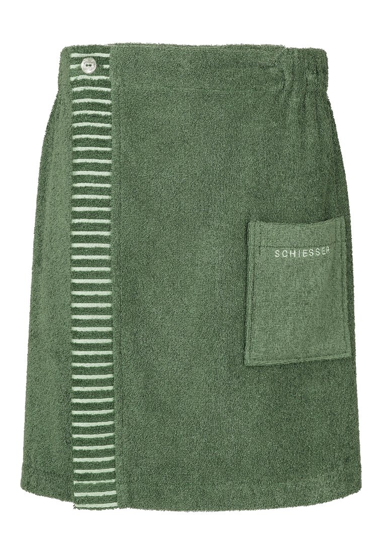 Toalla verde de felpa con textura de rizo, lado con acento a rayas y bolsillo de parche. Cuenta con un cierre de botón en la cintura. Nombre de la marca: Schiesser.