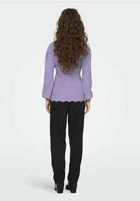 Pull violet côtelé avec manches évasées et ourlet festonné, associé à un pantalon droit noir et des chaussures à talons, vu de dos.