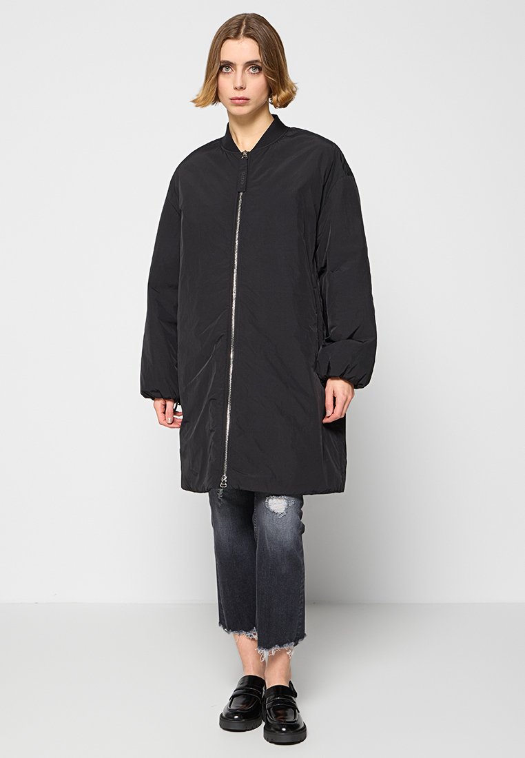 closed Halflange jas zwart closed Halflange jas zwart