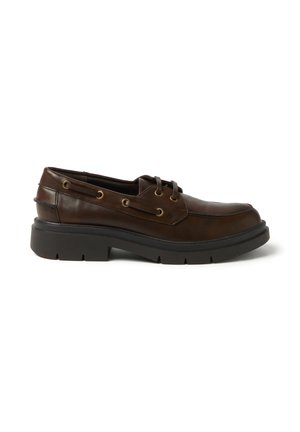 Scarpe da barca in pelle marrone con punta arrotondata, design con lacci e occhietti dorati. Suola nera spessa con un motivo di grip testurizzato.