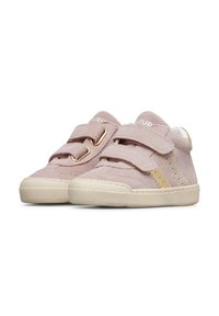 Scarpe da ginnastica in suede rosa per bambini, con suole in gomma beige, due cinturini in Velcro e una decorazione in filo dorato sui lati.