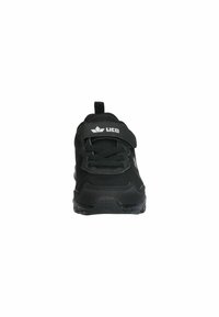 Chaussure de sport noire avec une tige en maille, semelle en caoutchouc, lacets et une sangle en Velcro. Présente un orteil renforcé et un logo sur la sangle.