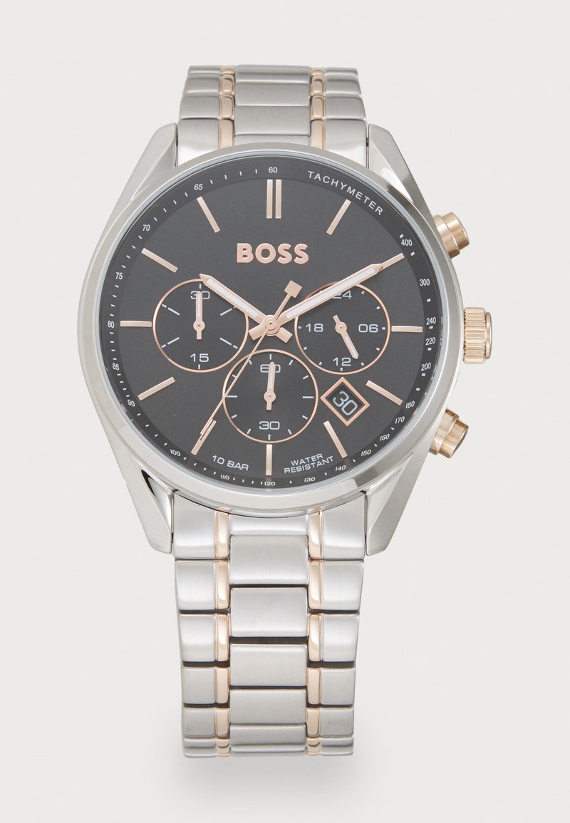 Orologio cronografo in acciaio inossidabile con quadrante nero, dettagli in oro rosa, tre sottocronografi, visualizzazione della data e design del bracciale a maglie.
