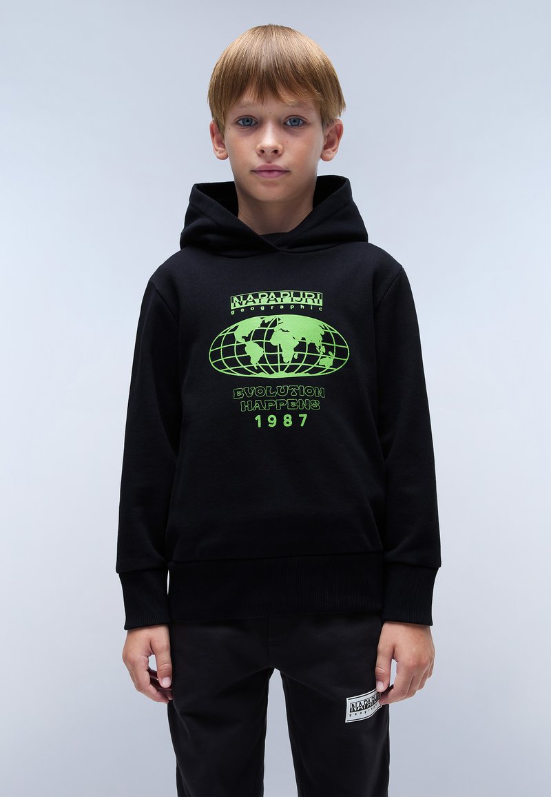 Zwarte hoodie met een voorkantgrafiek in felgroen, met een wereldbolontwerp en tekst. Geribde manchetten en zoom, gecombineerd met zwarte broek.