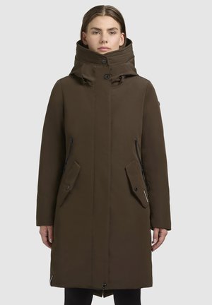 Rjava parka jakna z visokim ovratnikom, zadrgo in gumbnimi zaklopkami, stranskimi žepi in teksturirano tkanino. Ima sproščen kroj in kapuco.