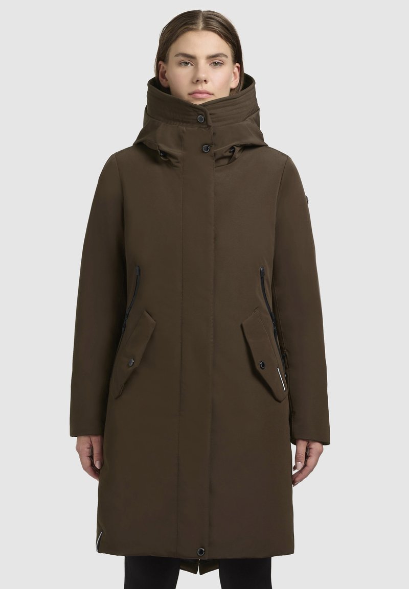 Brun parka-jacka med hög krage, dragkedja och knappstängning, sidofickor och texturerat tyg. Har en avslappnad passform och huva.