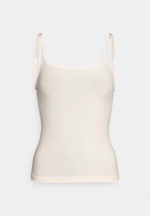 Camisola color beige chiaro con spalline sottili, texture liscia, design aderente e una finitura morbida. Nessun motivo visibile o dettagli in metallo.