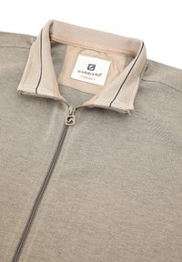 Chaqueta gris con cremallera y un cuello texturizado en color marrón claro, con una etiqueta de marca y un pequeño tirador de cremallera. El material parece suave y tiene un diseño casual.