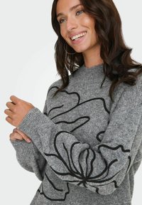 Hallide hall särk pikkade varrukatega, millel on must lillemuster varrukal. Pehme tekstuur ja mugav lõige.