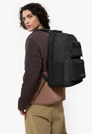 Svart ryggsäck med flera fickor, gjord av slitstark tyg, med en elegant design, justerbara remmar och en sidoficka i nät.