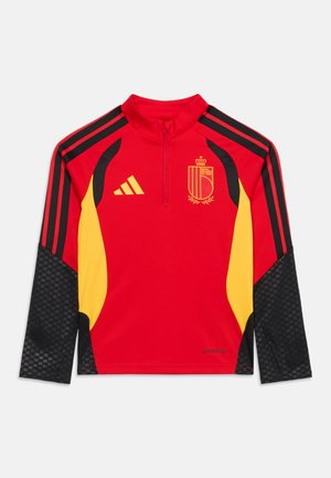 Czerwona, żółta i czarna sportowa bluza z długim rękawem, z ćwierćzamkiem, logo Adidas i emblematem Królewskiego Belgijskiego Związku Piłki Nożnej na piersi.