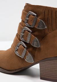 Dorothy Perkins Botines camperos - brown