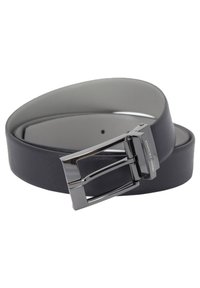 Zwarte leren riem met een strakke afwerking, zilveren metalen gesp in een rechthoekige vorm, hoogwaardig logo en een minimalistisch ontwerp.