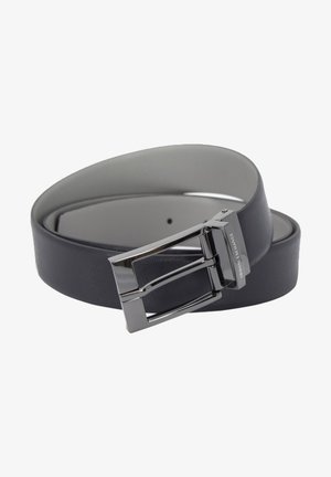 Cinturón de cuero negro con un acabado suave, hebilla de metal plateado con forma rectangular, logo en relieve y un diseño minimalista.