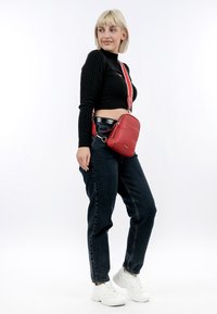 Emily & Noah UMHÄNGE ELENA - Umhängetasche - red