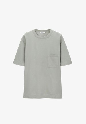 T-shirt en coton gris clair avec manches courtes, col rond et poche poitrine ; texture lisse et coupe droite.
