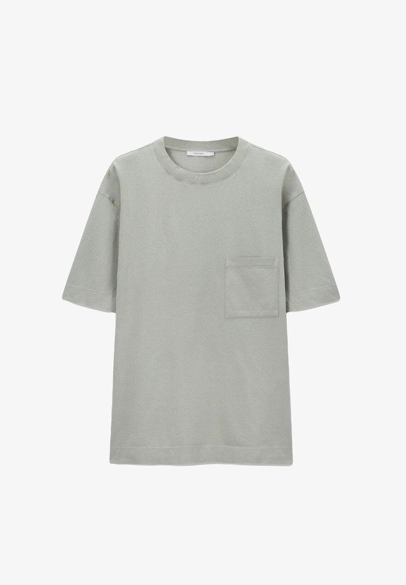 T-shirt en coton gris clair avec manches courtes, col rond et poche poitrine ; texture lisse et coupe droite.