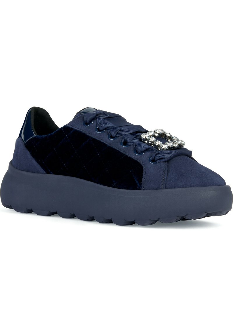 Sneakers blu navy con tomaia in velluto trapuntato, lacci in satin e una fibbia decorativa in cristallo sulla linguetta, dotati di una suola spessa.