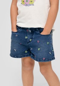 Denim-Shorts mit mehrfarbigem Blumenstickerei, zwei vorderen Taschen und geradem Schnitt. Dunkelblaue Stoff mit glatter Textur.