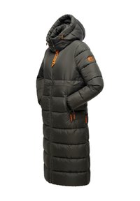 Lång, mörkgrön puff jacka med huva, med orange accenter, fickor med dragkedja och en vertikal dragkedja fram. Texturerad, vadderad design.