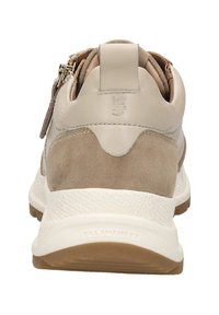 Beige leren en suède sneakers met een textuur witte zool, een gouden rits aan de achterkant en een gewatteerde kraag voor comfort.