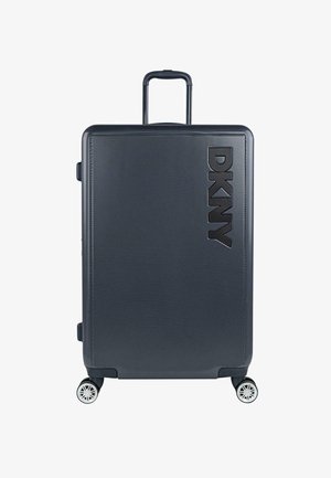 Maleta rígida negra con superficie texturizada, logo DKNY en relieve, asa retráctil y ruedas giratorias para facilitar la movilidad.