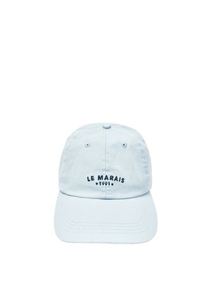 Casquette de baseball bleu clair avec "LE MARAIS 1991" brodé en noir sur le panneau central avant.