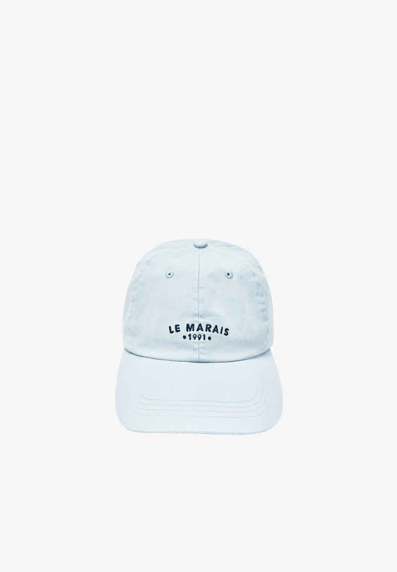 Casquette de baseball bleu clair avec "LE MARAIS 1991" brodé en noir sur le panneau central avant.
