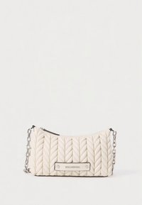 Gesteppte weiße Handtasche mit Kettenriemen, Reißverschluss und einer rechteckigen Logo-Plakette auf der Vorderseite. Mit erhabenen diagonalen Nähten.