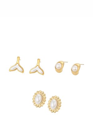 Drie paar gouden oorstekers met witte parels: walvistaartvormen, afgerond met een parel in het midden en een ovaal ontwerp met bloemrijke rand rond de parel.